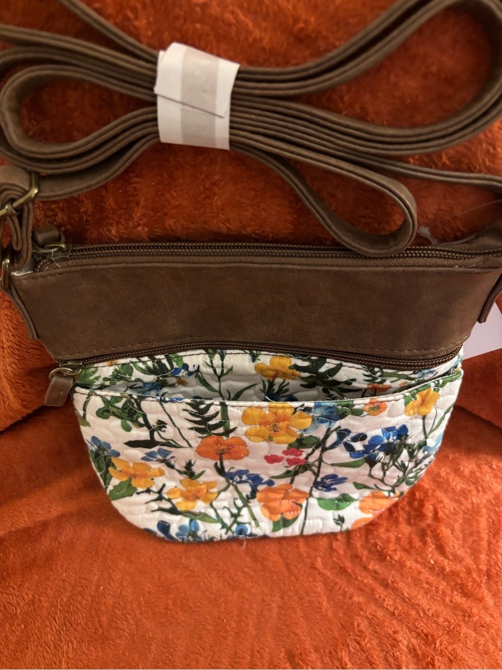 Donna Sharp Kaelynn crossbody bag/quilted wildflower pattern/faux-leather trim. - Picture 2 of 6